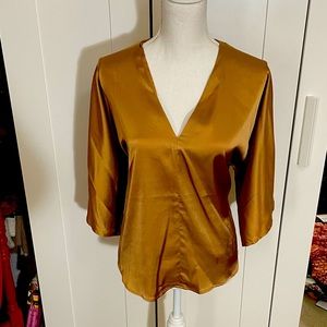 NWOT Banana Republic V-Neck Dolman Sleeve Shirt in afternoon latte size medium